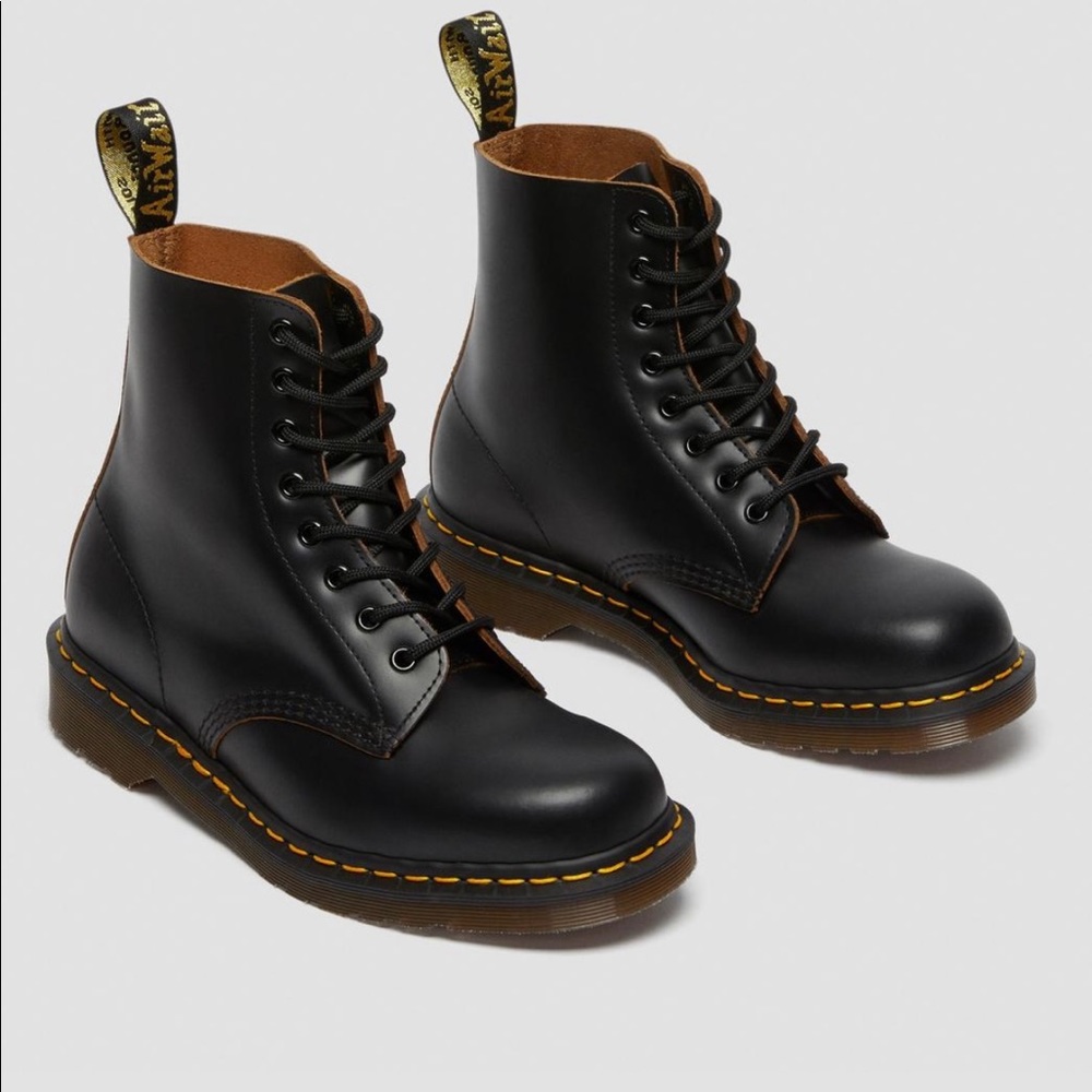 COPY - Dr. Martens boots

1460 VINTAGE MADE IN ENGLAND LACE UP BOOTS Black size…